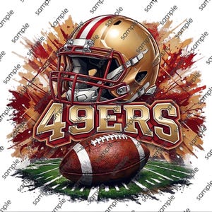 Può includere: Un casco da football americano dorato con griglia rossa si trova sopra la scritta 49ERS in lettere dorate e rosse. Un pallone da football in pelle marrone con strisce bianche poggia su un campo verde, su uno sfondo di schizzi di vernice.