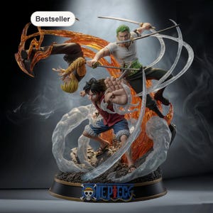Puede incluir: Una figura dinámica que presenta a tres personajes de anime en poses de acción. Un personaje está en el aire con efectos de fuego, otro empuña espadas y el tercero está en posición de combate. La base tiene el texto "ONE PIECE" y una bandera pirata.