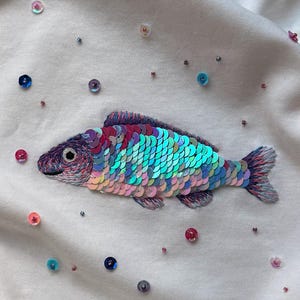 Handbroderimönster med glittrande fisk i PDF-format med paljetter och videoinstruktioner