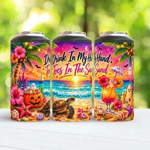 以下が含まれることがあります： ヤシの木、ウミガメ、ジャック・オー・ランタン、カクテルが描かれたビーチの夕日のシーンが特徴の3つの円筒形缶クーラー。「Drink In My Hand, Toes In The Sand」という文字が、コウモリや幽霊が描かれたカラフルな空を背景にデザインされています。