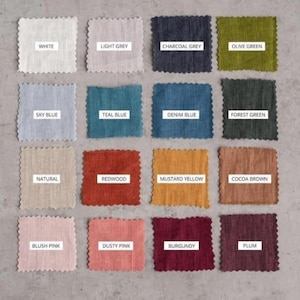 Op de afbeelding: Een raster van zestien vierkante stoffen stalen met gekartelde randen, elk gelabeld met de kleur: wit, lichtgrijs, antraciet, olijfgroen, hemelsblauw, tealblauw, denimblauw, bosgroen, naturel, redwood, mosterdgeel, cacaobruin, blush roze, oudroze, bordeaux en pruim.