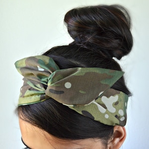 Arméinspirerat pannband, handgjort taktiskt tillbehör – Multicam Scorpion Camo Dolly Bow-pannband – Militär kamouflagehårrosett med tråd,
