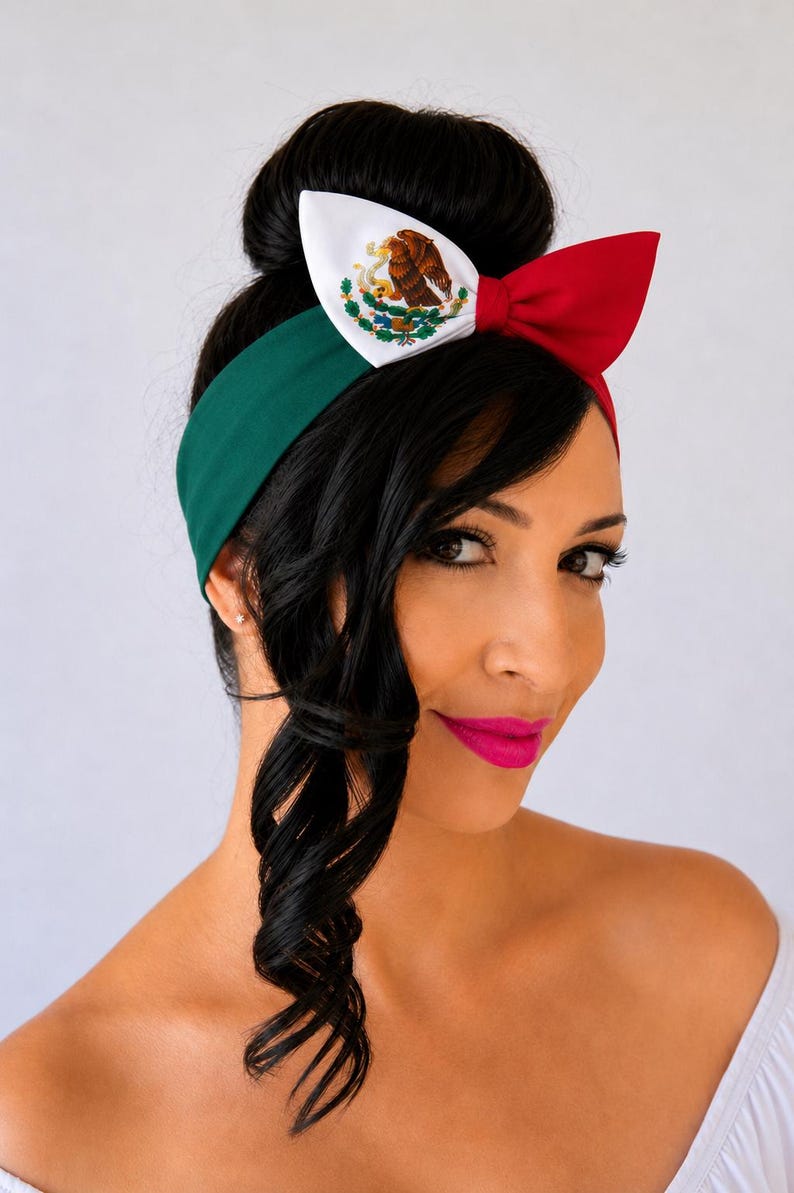 Puede incluir: Una diadema con los colores de la bandera de M&eacute;xico, que presenta una banda verde y un lazo en la parte superior. El lazo est&aacute; dividido en tres secciones: blanca con el escudo nacional mexicano de un &aacute;guila sobre un nopal, y una roja.