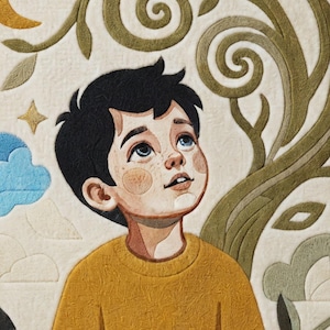Könnte beinhalten: Ein textiler Wandbehang mit einem Kind mit dunklem Haar und einem senfgelben Pullover, das nach oben blickt. Der Hintergrund zeigt gestickte Elemente eines wirbelnden olivgrünen Baumes, einer gelben Mondsichel, Sternen und einer blauen Wolke.