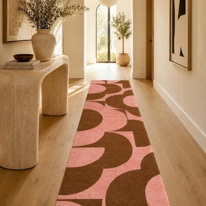 Orla Kiely Handtuftad Inspirerad Blommig Löpare, Retro Rosa och Brun Matta, Mid Century Modern Ullmatta
