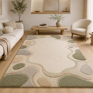 Könnte beinhalten: Ein rechteckiger Teppich mit einer großen, cremefarbenen organischen Form in der Mitte, umgeben von kleineren, erhabenen Flächen in Salbeigrün, Beige und sanftem Grau. Das Design umfasst fließende, geschwungene Linien, die jeden Bereich abgrenzen.