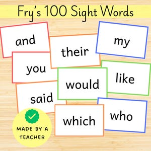 Puede incluir: Una colección de tarjetas rectangulares con las 100 palabras visuales de Fry en fuente negra sin remates. Cada tarjeta tiene un borde de color, incluyendo rojo, naranja, verde y azul. Una insignia circular amarilla con una marca de verificación verde dice MADE BY A TEACHER.