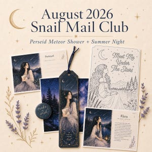Peut inclure: Un ensemble de papeterie intitulé August 2026 Snail Mail Club Perseid Meteor Shower + Summer Night, comprenant une carte postale, un marque-page avec le texte Look up and get lost, un badge rond avec make a wish et une carte Meet Me Under The Stars.