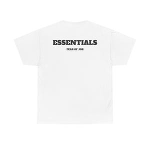 Op de afbeelding: Wit T-shirt met het woord "ESSENTIALS" in vette, zwarte letters op de bovenrug, met "FEAR OF JOB" eronder gedrukt. Het shirt heeft een klassieke ronde hals.