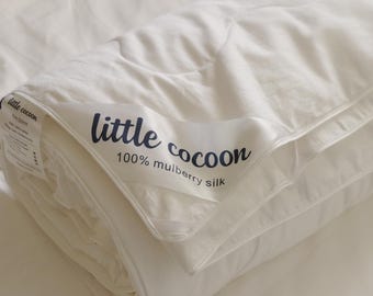 Piumino Little Cocoon in 100% seta di gelso, traspirante e adatto a tutte le stagioni.