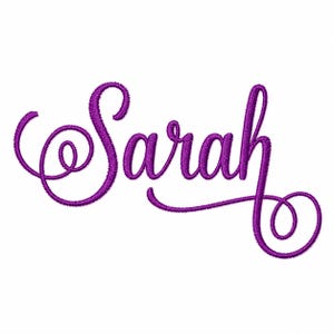 Puede incluir: El nombre Sarah está escrito con hilo morado vibrante utilizando una fuente de bordado cursiva y decorativa. Las letras presentan una textura cosida distintiva, con la S mayúscula y la h minúscula terminando en largos y elegantes remolinos.