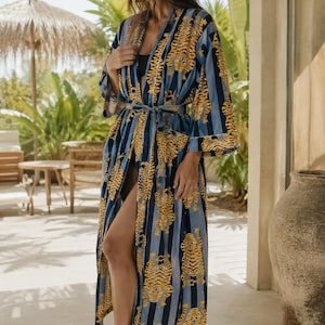 Tigermönstrad kimono i bomull, iögonfallande loungekläder med djurtryck, present till Halloween-värdinna
