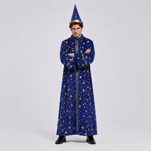 Op de afbeelding: Een vloerlang blauw gewaad met een herhalend patroon van gouden sterren, lange mouwen met zilveren bies en een bijpassende puntige tovenaarshoed met een gouden band. Het gewaad heeft een centrale verticale zilveren ritssluiting en een hoge kraag.