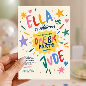 Op de afbeelding: Een crèmekleurige verjaardagsuitnodiging met kleurrijke, handgetekende tekst die luidt ELLA AND ARE CELEBRATING TWO BIRTHDAYS ONE BIG PARTY! JUDE. Het ontwerp bevat levendige sterren, hartjes en confetti-accenten in rood, blauw, geel en groen.