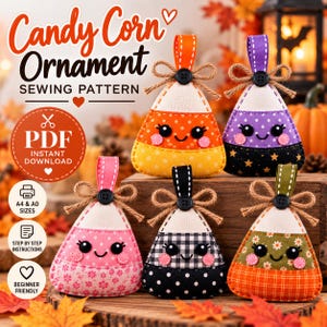 Pode incluir: Cinco ornamentos de tecido em forma de milho doce com rostos sorridentes, cada um com uma alça para pendurar, um botão preto e um laço de juta. Os ornamentos exibem vários padrões, incluindo bolinhas, estrelas, xadrez e flores em laranja, roxo, rosa, preto e verde.
