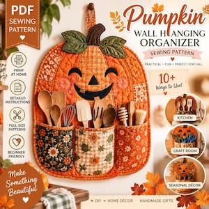 Op de afbeelding: Een naaipatroon voor een wandorganizer in de vorm van een pompoen, met een gewatteerde oranje pompoen met een jack-o'-lantern gezicht en drie zakken. De zakken bevatten houten keukengerei. Tekst: Pumpkin Wall Hanging Organizer.