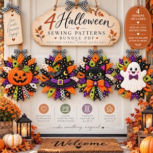 Könnte beinhalten: Ein digitales Set mit 4 Halloween-Schnittmustern für gesteppte Stoff-Türhänger. Die Darstellung zeigt vier kreisförmige, gesteppte Designs: einen Kürbis, einen Hexenhut, eine schwarze Katze und ein Gespenst, verziert mit schwarz-weißen Schleifen.