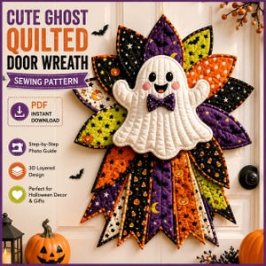 Op de afbeelding: Een naaipatroon voor een gewatteerde deurkrans met een centrale witte geest met een paarse vlinderdas, omringd door gelaagde stoffen bloemblaadjes in oranje, zwart en limoengroen met Halloween-motieven zoals pompoenen, vleermuizen en sterren. De tekst bevat CUTE GHOST QUILTED DOOR WREATH SEWING PATTERN, PDF INSTANT DOWNLOAD, Step-by-Step Photo Guide, 3D Layered Design en Perfect for Halloween Decor & Gifts.