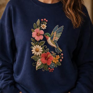 Imitationssömmar och lapptäcken, Kolibriblommig rund halströja, Vintage botaniskt fågeltryck, present till henne, födelsedag, jul, fågeltröja