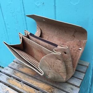 Diseñe su propia billetera NCW. Cartera de mujer de corcho. Embrague de corcho. Cartera de mano necesaria. Cartera vegana. Cartera de mujer. Cartera de viaje.