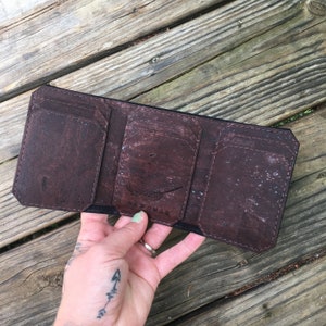 Monedero de corcho. Monedero con bloqueo RFID. Monedero vegano. Monedero de hombre. Monedero de tres pliegues. Monedero marrón. Monedero de piel sintética. Monedero unisex de tres pliegues. Monedero vegano