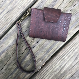 Cartera de llavero marrón / Cartera de corcho / Cartera de llavero / Cartera delgada / Cartera vegana / Mini cartera / Regalo para ella / Cartera de cuero vegano