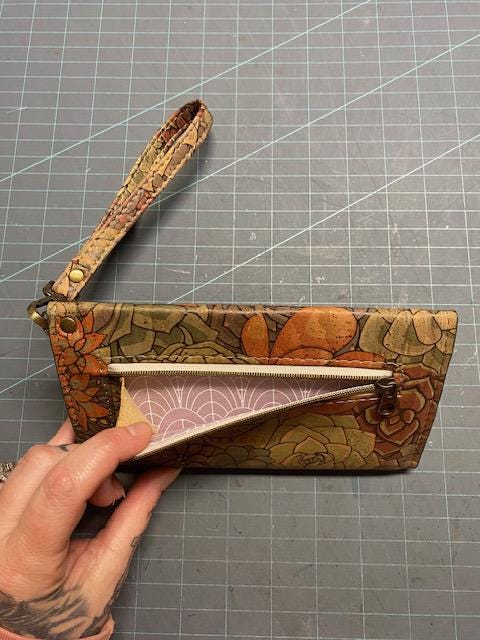 juno-clutch-wallet-sewing-pattern-pdf-svg-bundle-for-cork-vinyl