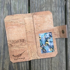 Diseña tu propia Cartera Alta. Cartera de Corcho para Mujer. Cartera Vegana. Cartera Alta. Cartera de Corcho. Cartera de Chequera. Cartera Larga. Cartera de Chequera Vegana