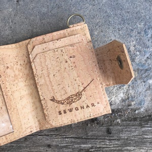 Cartera de corcho. Cartera delgada. Cartera con llavero. Cartera plegable. Cartera vegana para mujer. Cartera pequeña.