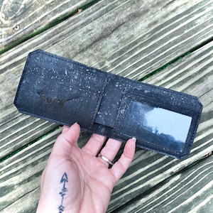 Cartera de corcho negro con ranura para identificación. Cartera de corcho. Cartera para hombre. Cartera de dos pliegues. Cartera vegana. Cartera de cuero vegano.