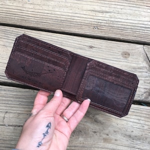 Cartera de corcho marrón con ranura para identificación / Cartera de corcho unisex / Cartera de hombre / Cartera de corcho / Cartera de dos pliegues / Cartera de cuero vegano / Regalo de padrinos de boda