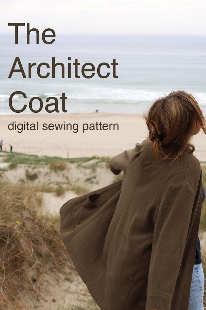 Pode incluir: Um casaco verde-oliva escuro com mangas compridas e um bolso lateral vis&iacute;vel. O texto "The Architect Coat digital sewing pattern" est&aacute; impresso em letras castanho-escuras sobre a imagem da pe&ccedil;a de vestu&aacute;rio.