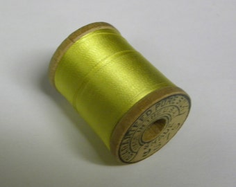 Belding Corticelli Pure Silk Hand Sewing Thread 100 Yd. Wooden Spool Shade 9375 Parakeet Green