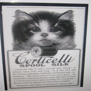 K&ouml;nnte beinhalten: Schwarzwei&szlig;-Illustration einer Katze mit einer Spule Corticelli Spool Silk. Der Text lautet: "Corticelli silk is pure, smooth and strong; it always runs even and long. It is the best silk for sewing, stitching, knitting, crocheting and embroidery. The color number is on every spool. As Corticelli costs no more than poor silk, how foolish it is for anyone not to ask especially for "Corticelli." Send 4 cents in stamps for embroidery booklet. Corticelli Silk Mills, 45 Norwich St., Florence, Mass."