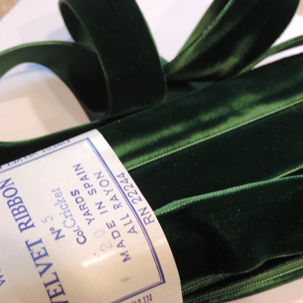 Vintage 1940's  1 yard of Lush 1" Wide Green (Dark Green) Rayon Velvet Woven Edge Ribbon Sewing Trim/Embellishment velvet