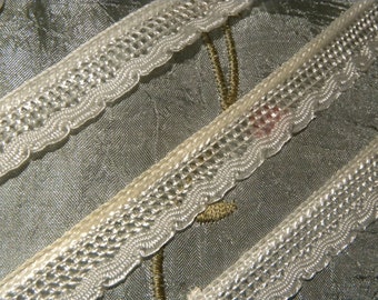 White Vintage 1960's  3/8" Beautiful Victorian French Bridal Scalloped Grid Decorative White Rayon Sewing Trim