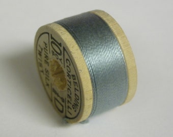 Vintage Corticelli Marke Pure Seide Knopfloch Silk Twist Gewinde Größe D 10 Yd hölzerne Spule Schatten 6338 Türkis