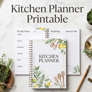 Op de afbeelding: Een spiraalgebonden keukenplanner met een witte kaft voorzien van illustraties van citroenen, kruiden en houten keukengerei. De tekst luidt Kitchen Planner. Een open pagina toont secties voor een weekmenu, maaltijdbereiding en boodschappenlijst.