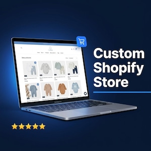 Op de afbeelding: Een zilveren laptop toont een Shopify e-commerce website voor babyproducten, met een raster van kledingstukken. Een blauw winkelwagenicoon zweeft boven het scherm. De tekst Custom Shopify Store staat rechts met vijf gele sterren.