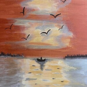 Puede incluir: Una pintura acrílica representa una puesta de sol sobre el agua. El cielo es una mezcla de tonos naranja, amarillo y rosa, con pájaros silueteados en vuelo. Un pequeño bote con una figura está en el agua, reflejando la puesta de sol.