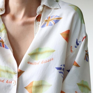 Vintage UNITED KISSES flag print silk long sleeve button up shirt blouse top