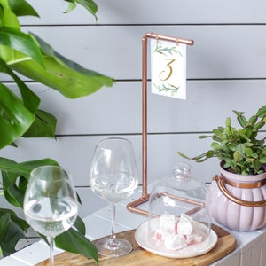 Porte-numéros de table de mariage minimaliste fait main en cuivre doré rose