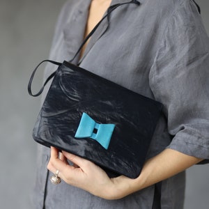 ANDREA PFISTER Vintage blaue kleine Schleifen-Schultertasche aus Leder
