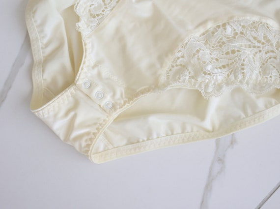 Vintage white semi sheer lace trim leotard bodysu… - image 6
