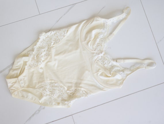 Vintage white semi sheer lace trim leotard bodysu… - image 4