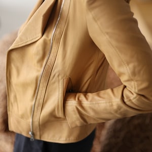 Veste courte ajustée en cuir véritable souple beige beurre de l'an 2000 vintage XS