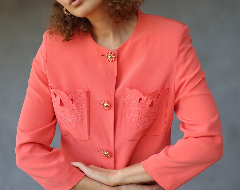 Veste blazer droite rose vintage à découpes fleuries image 1