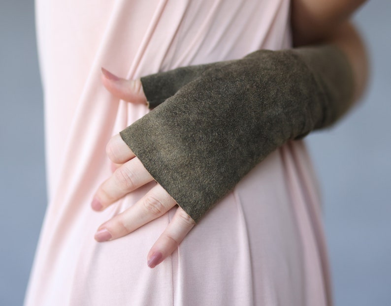 Handmade khaki green soft leather fingerless gloves image 3