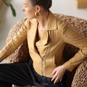 Y2k Vintage beige buttery soft genuine leather fitted short jacket XS image 4