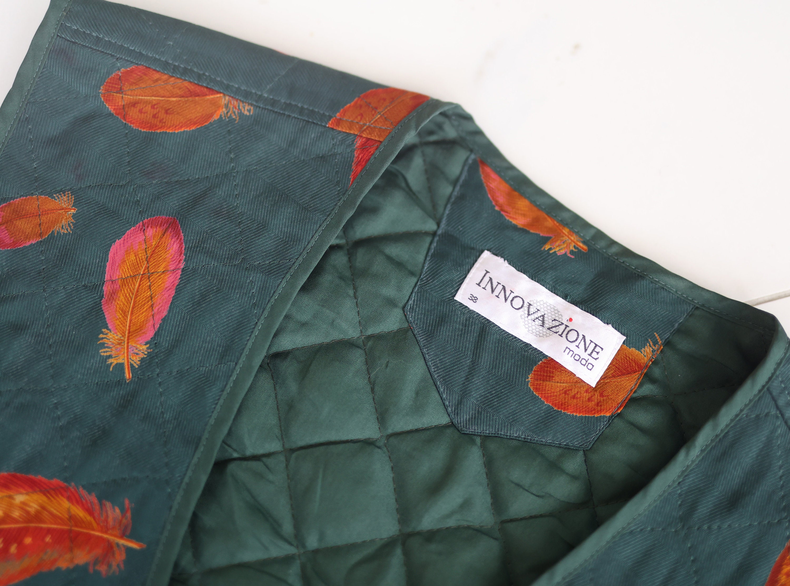 Vintage Quilted Green Feather Print Cupro Unisex Sleeveless Vintage Quilted Green Feather Print Cupro Unisex Sleeveless